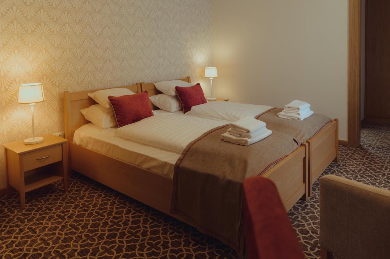 Brigaderos Hotel Brigadir Borsi 外观 照片
