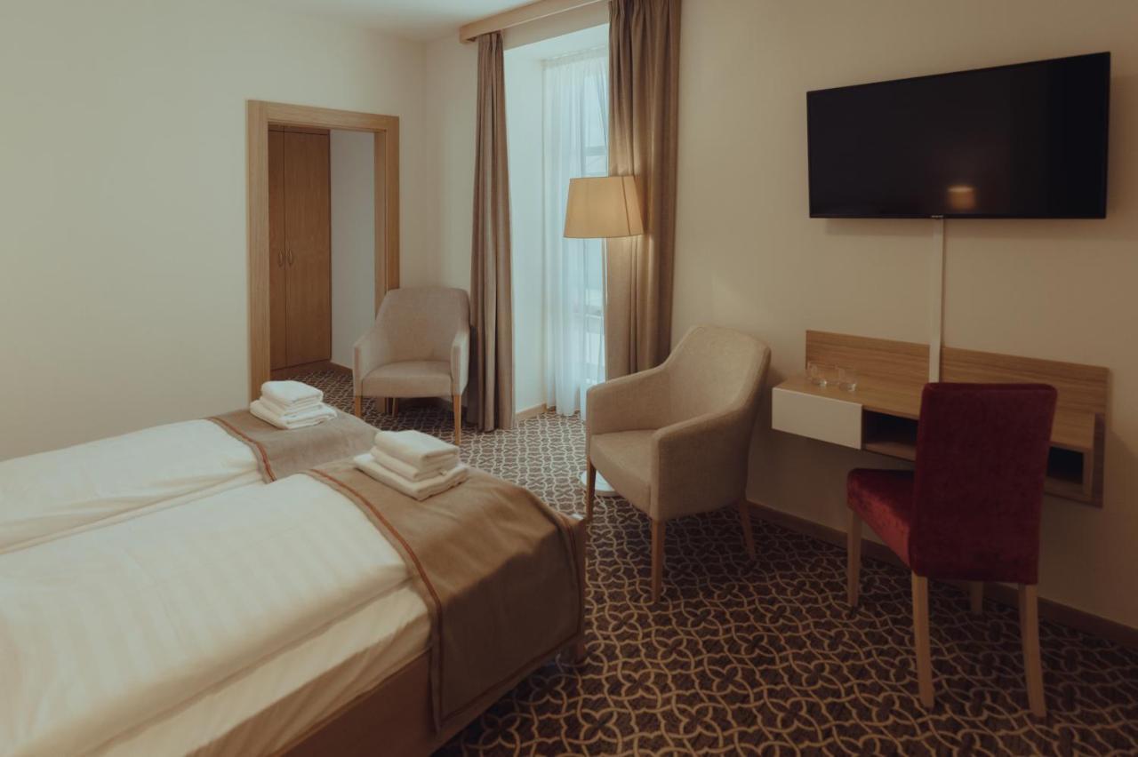Brigaderos Hotel Brigadir Borsi 外观 照片