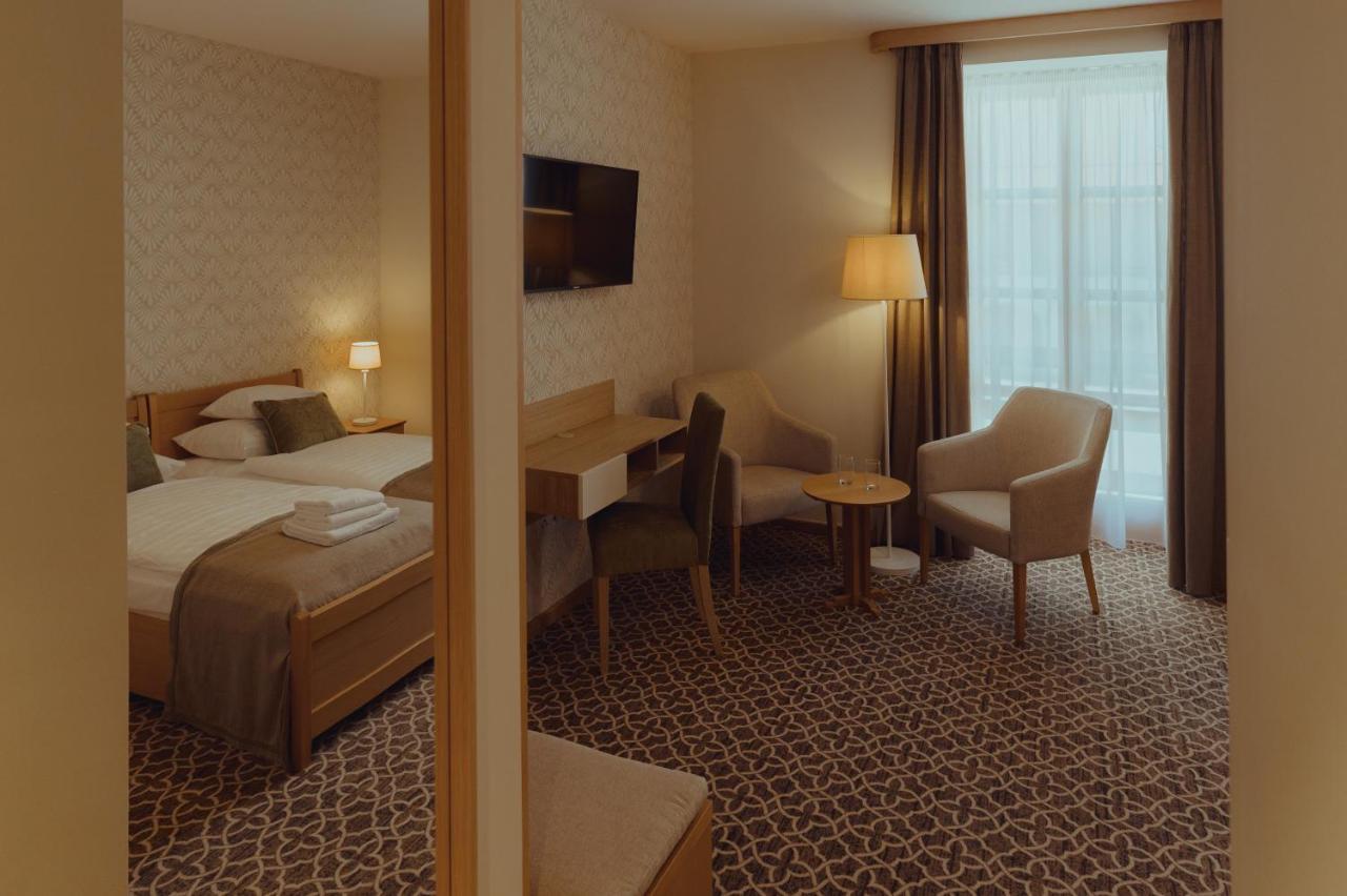 Brigaderos Hotel Brigadir Borsi 外观 照片