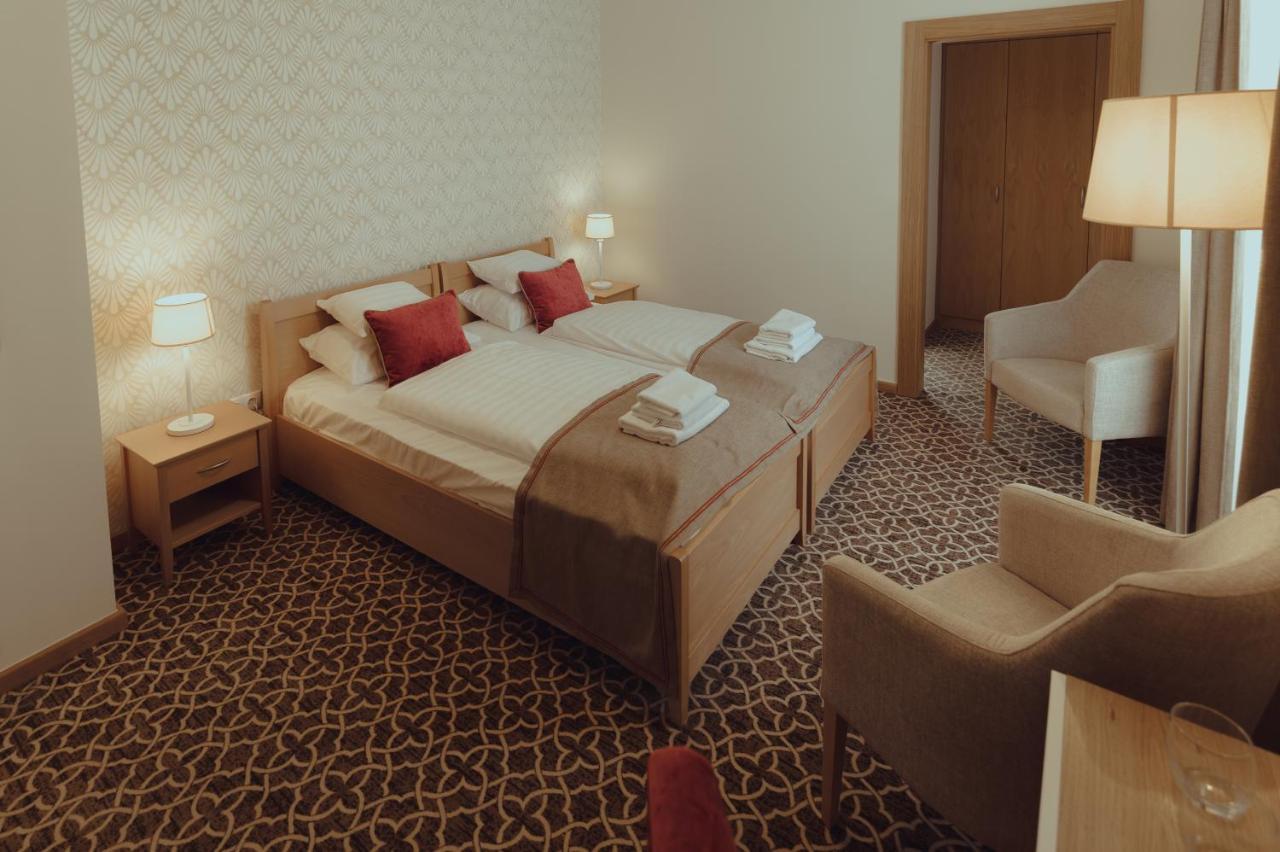 Brigaderos Hotel Brigadir Borsi 外观 照片