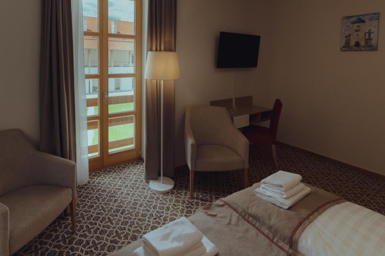 Brigaderos Hotel Brigadir Borsi 外观 照片