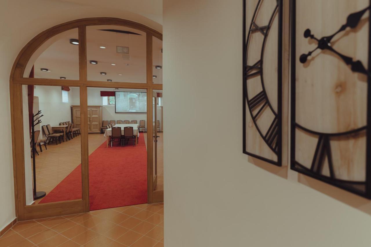 Brigaderos Hotel Brigadir Borsi 外观 照片