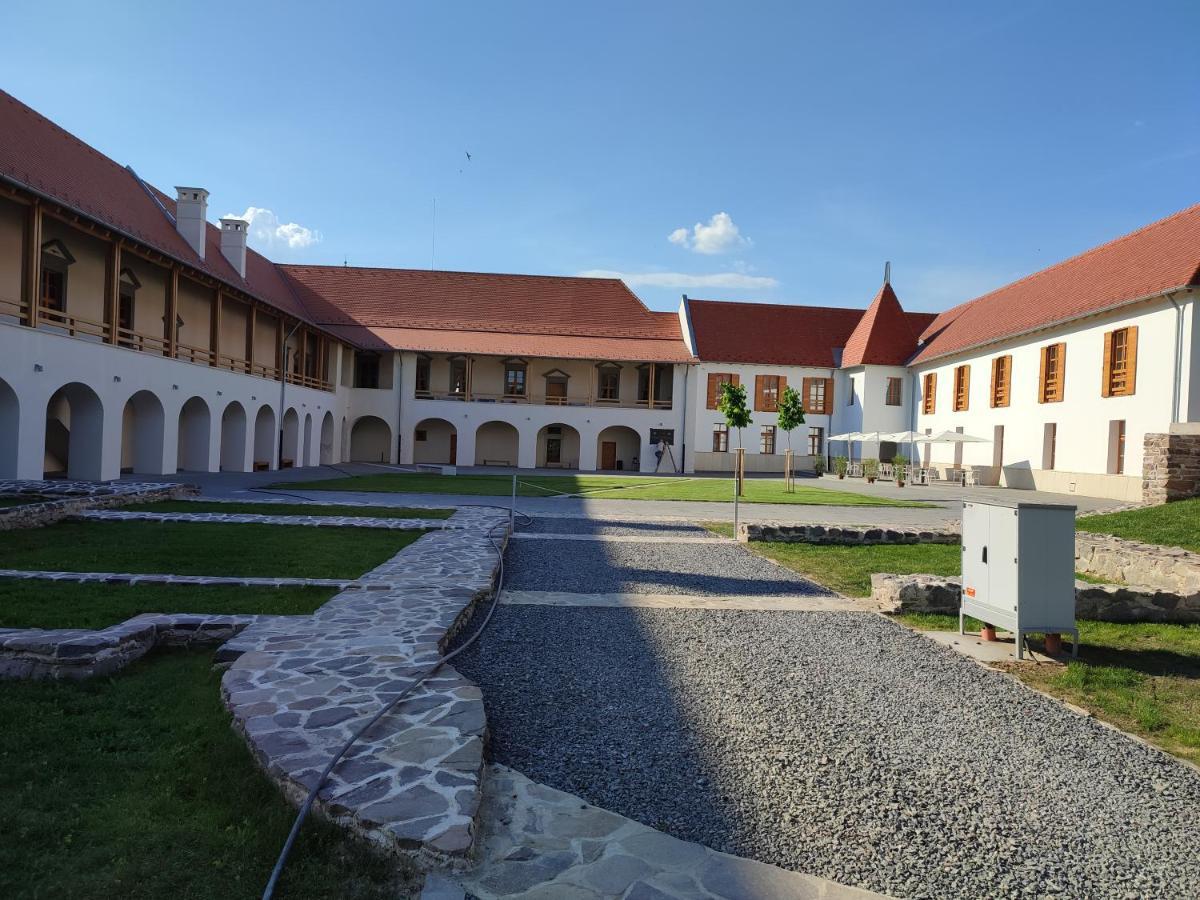 Brigaderos Hotel Brigadir Borsi 外观 照片