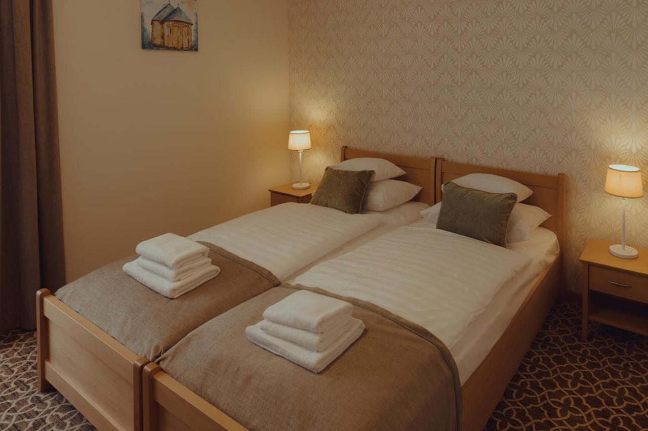 Brigaderos Hotel Brigadir Borsi 外观 照片