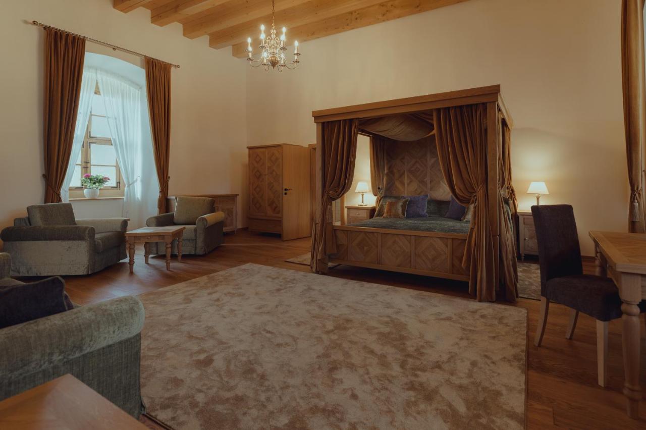 Brigaderos Hotel Brigadir Borsi 外观 照片