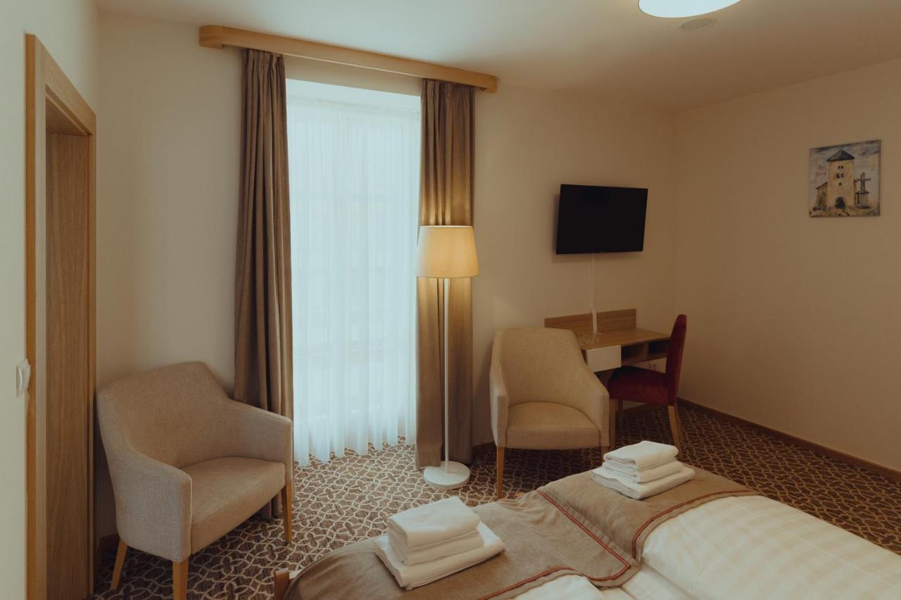Brigaderos Hotel Brigadir Borsi 外观 照片