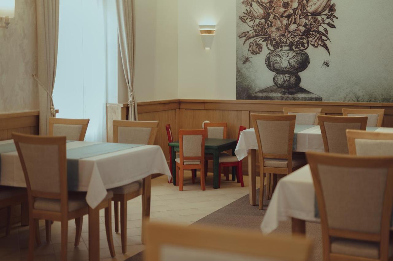 Brigaderos Hotel Brigadir Borsi 外观 照片